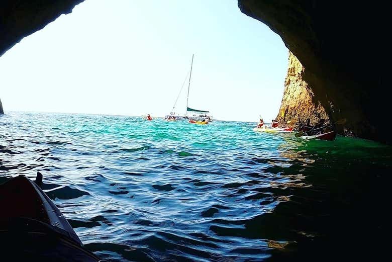 Entrando nas grutas de Benagil