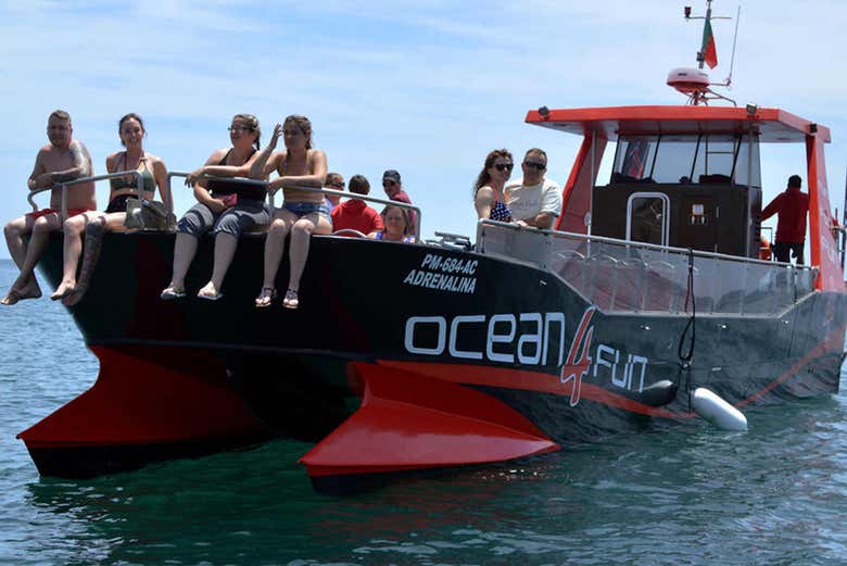 Desfrutando do passeio de catamarã