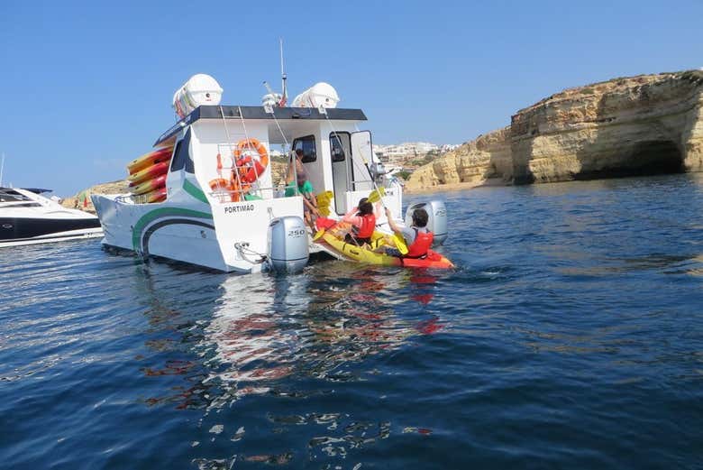 Passeio de barco e caiaque