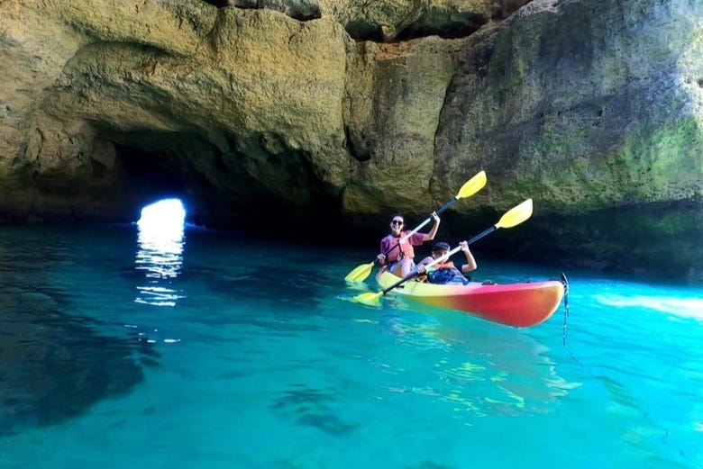 Real Velocidad supersónica matriz Paseo en catamarán + Kayak por las cuevas de Benagil desde Portimão