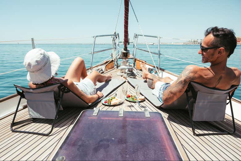 Disfrutando del recorrido en velero en Portimão