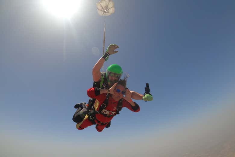 Una mujer disfrutando del salto en paracaídas