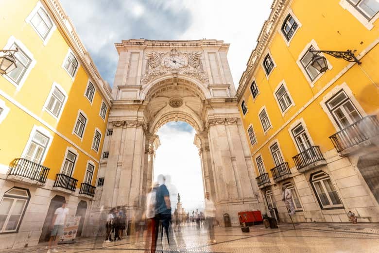 Cruzad el monumental Arco de la Rua Augusta