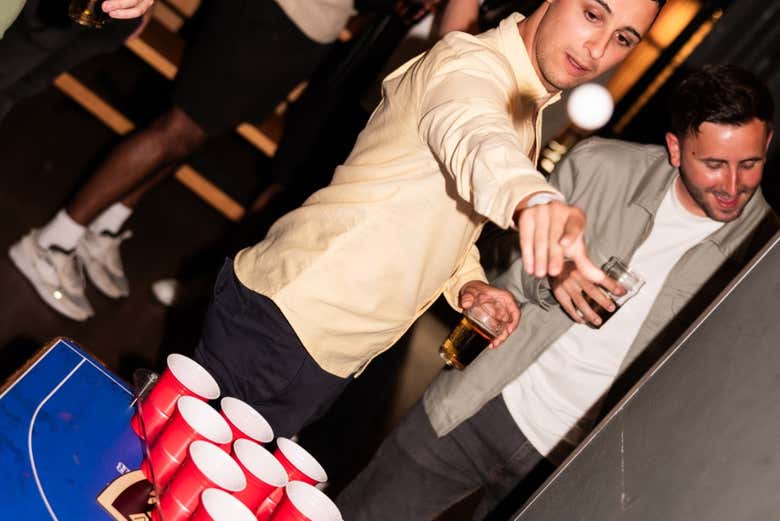 Una partida de beer pong