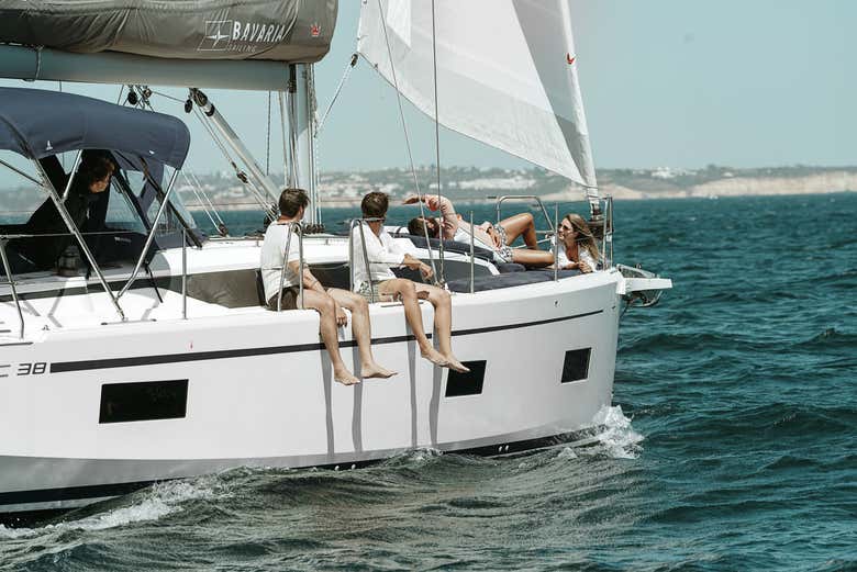 Contemplando los paisajes del Algarve desde el barco