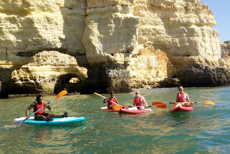 Caiaque pelas grutas de Benagil, no Algarve 