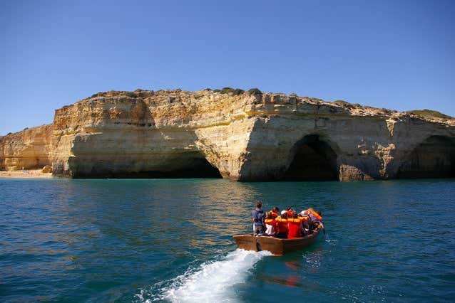Entrando nelle grotte marine