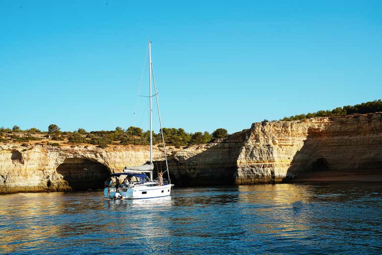 ¡Veremos desde el mar las famosas Cuevas de Benagil!