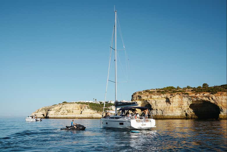 Surcaremos las aguas frente a las Cuevas de Benagil
