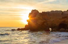 Passeio de barco pelas grutas de Benagil ao entardecer