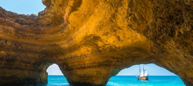 Paseo en barco pirata por las cuevas de Benagil