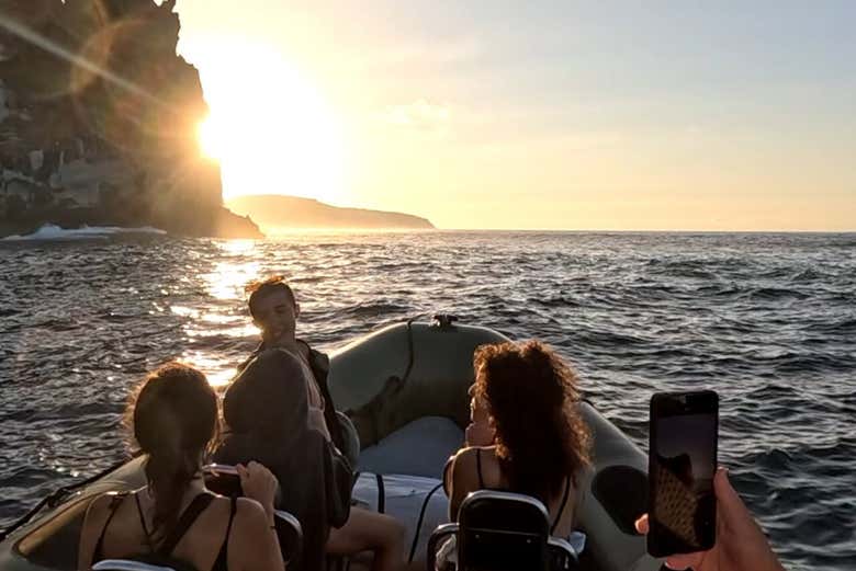 Disfrutando del atardecer desde el barco