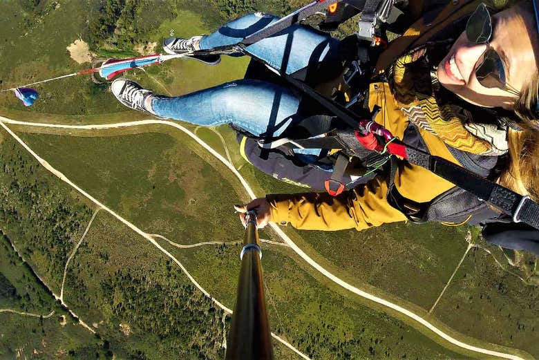Disfrutando de las vistas desde el parapente
