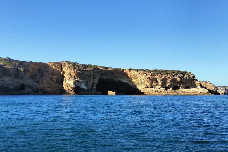 Vous visiterez les grottes marines de la région