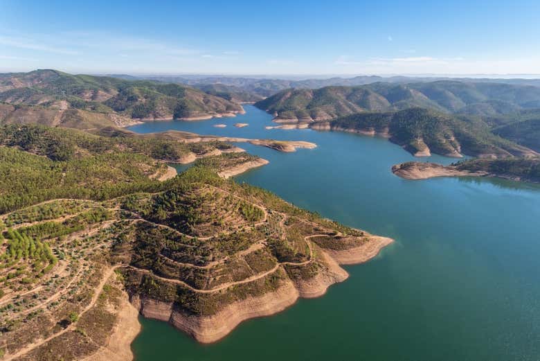 Vista panorámica del lago Bravura