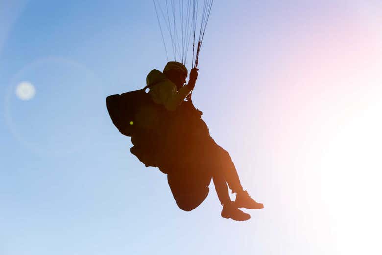 Disfrutando de la aventura en parapente