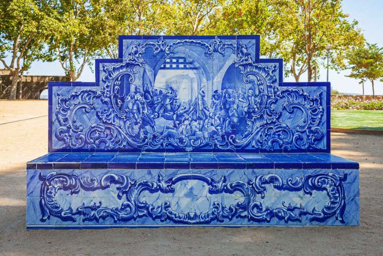 Bancos decorados con azulejos en Santarém