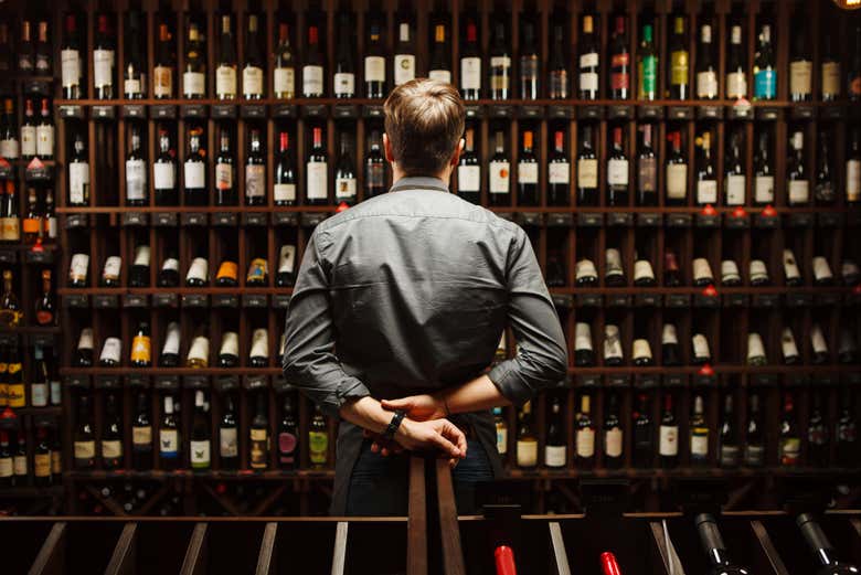 Contemplando as diversas garrafas da vinícola