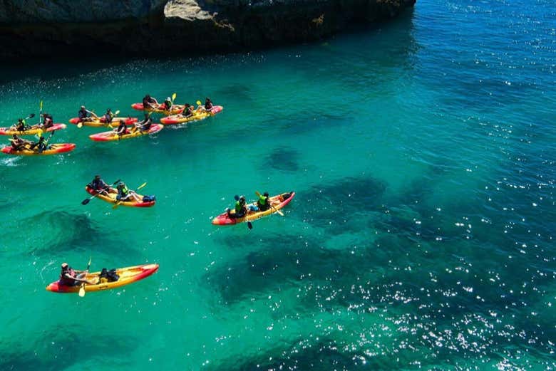 Remando de caiaque pela costa de Sesimbra