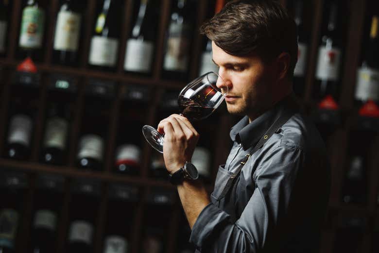 Sentindo o aroma de um dos vinhos portugueses
