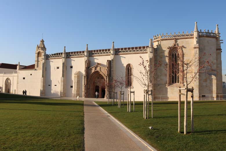 Jardim e fachada da igreja de Jesus