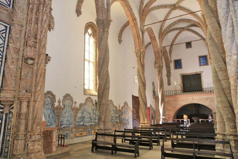 No interior da igreja
