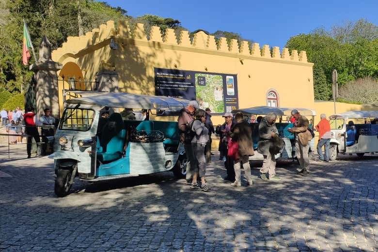 Caravana de tuk tuks frente al Palacio da Pena de Sintra
