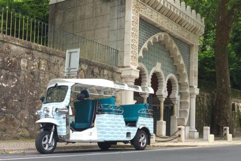 Tuk tuk frente a la Fuente Morisca de Sintra