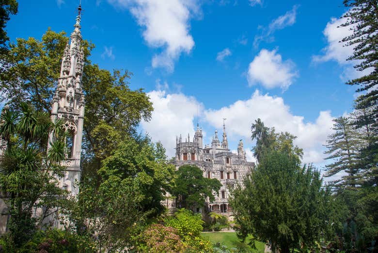 Fachada do Palácio da Regaleira entre a vegetação