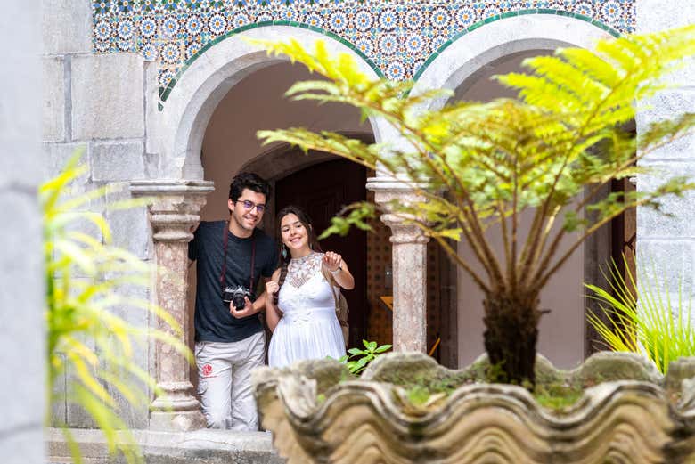 Admirando un patio interior del Palacio da Pena