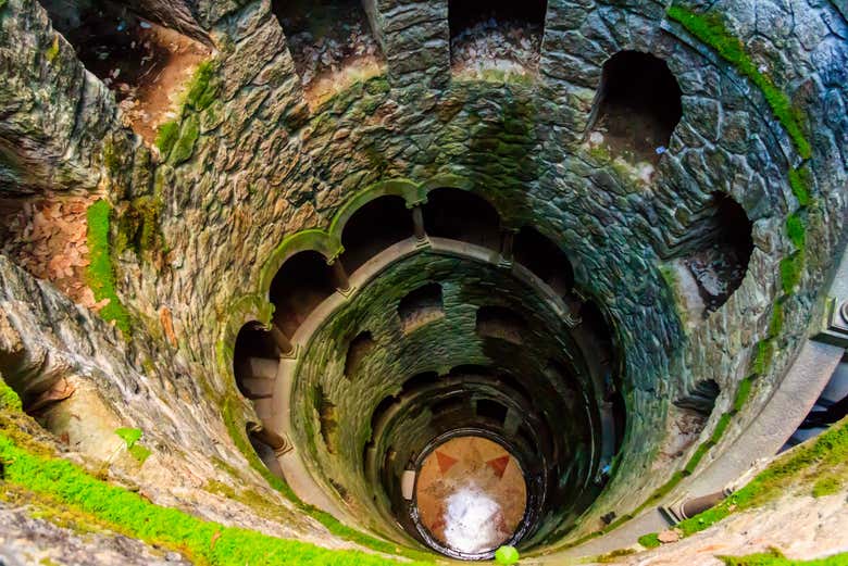 Olhando dentro do Poço Iniciático da Quinta da Regaleira