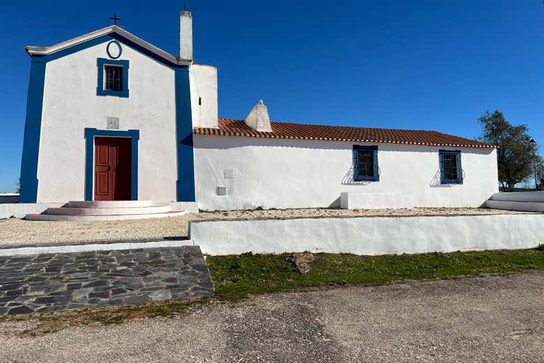 Petite église bleue et blanche
