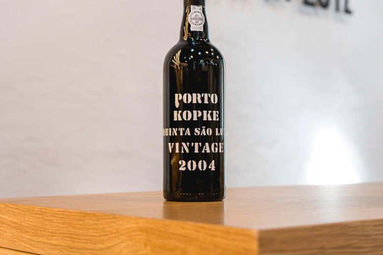 Une bouteille de vin fabriquée à la Quinta S. Luiz