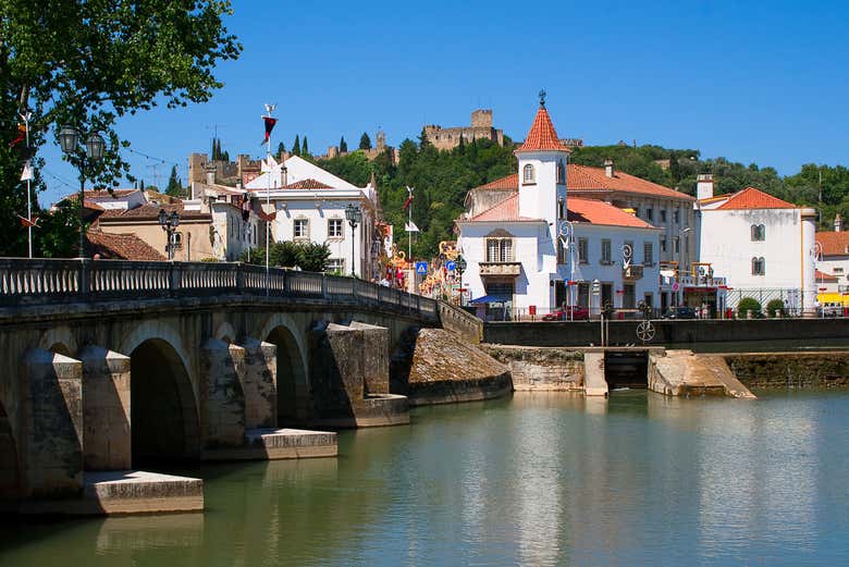 Le pont menant au centre historique de la ville