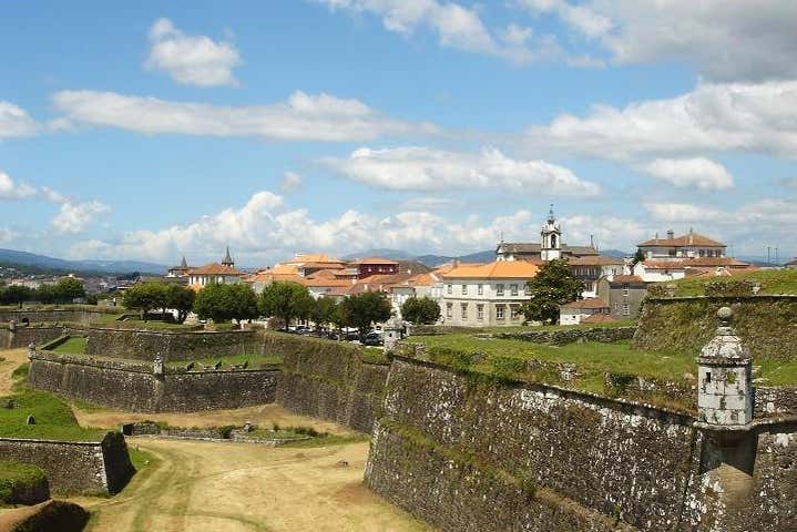 Vous parcourrez l'enceinte fortifiée