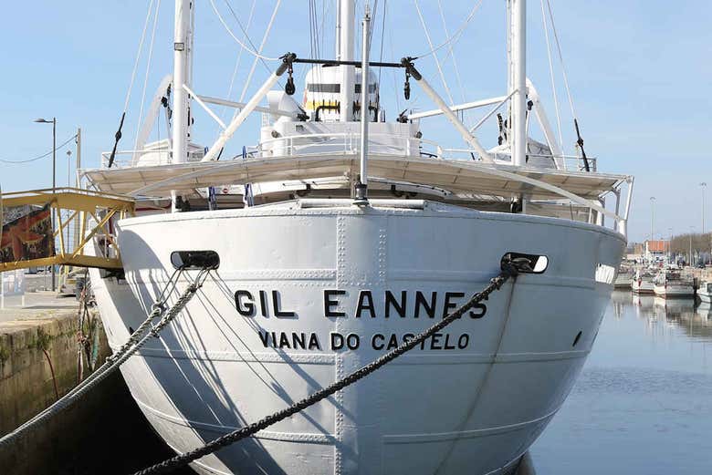 Navire amarré dans le port de Viana do Castelo