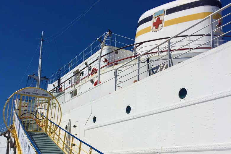 Bateau hôpital