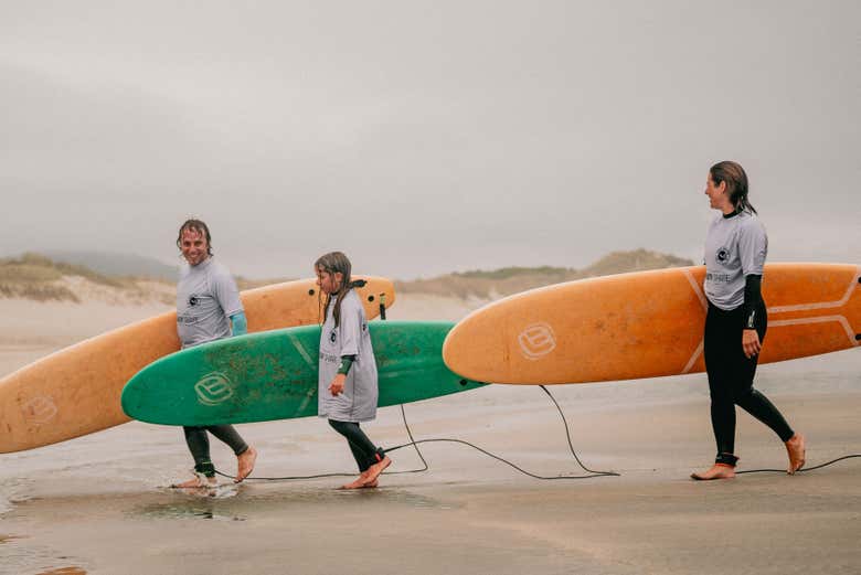Saliendo del agua después de aprender a hacer surf 