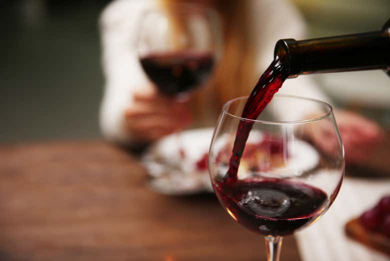 Servindo uma das taças de vinho da degustação