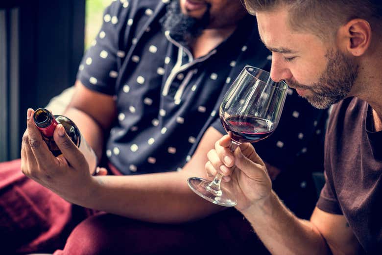 Desfrutando de uma degustação de vinhos