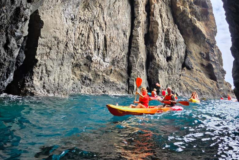 Si las condiciones del mar lo permiten, exploraremos cuevas