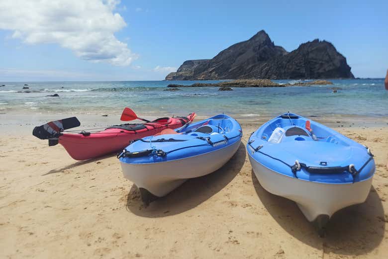 Los kayaks listos para la aventura en Ponta da Calheta 