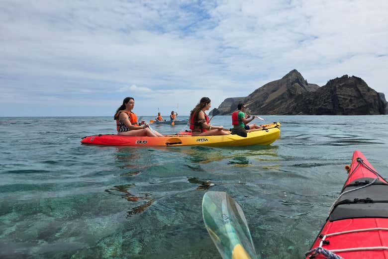 Durante el tour en kayak por Ponta da Calheta