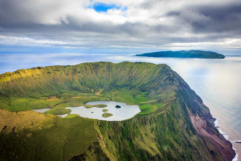 Cráter del volcán desde las alturas 