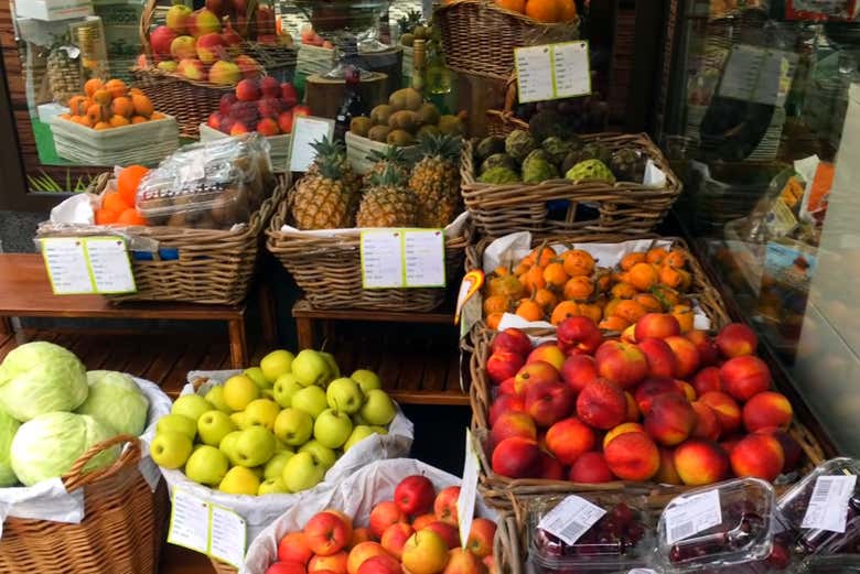 Deliciosas frutas cultivadas na plantação