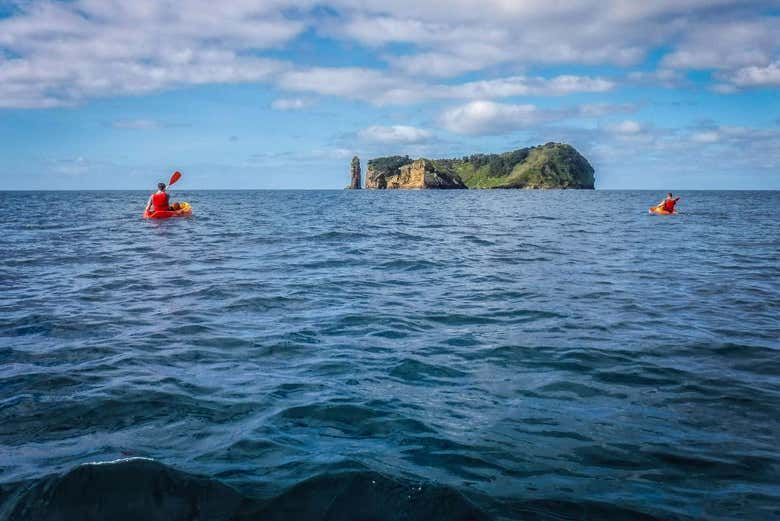 Paddling to the islet of Vila Franca do Campo