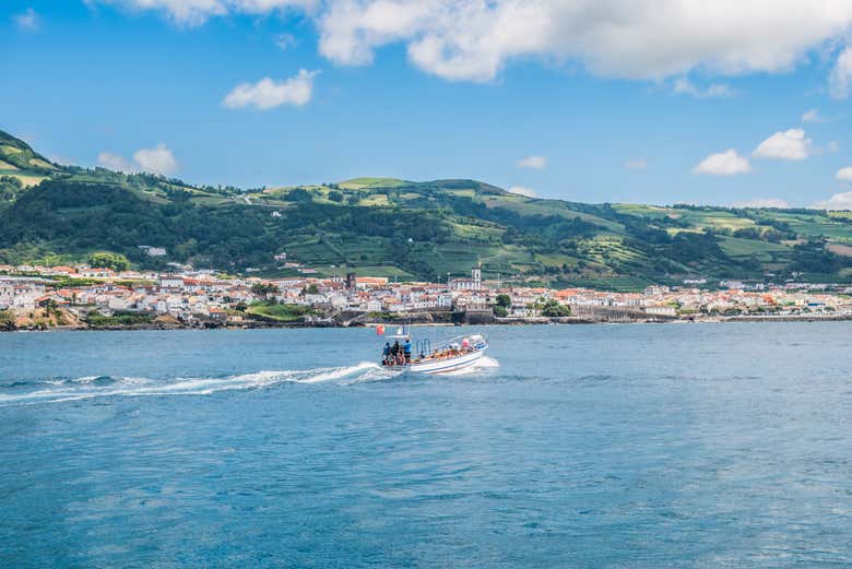Navegando por la costa sur de São Miguel