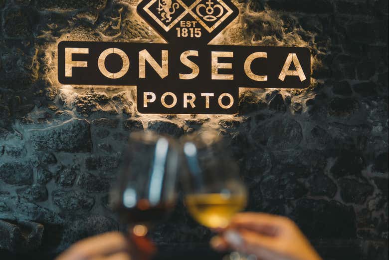 Brindando com vinho Fonseca