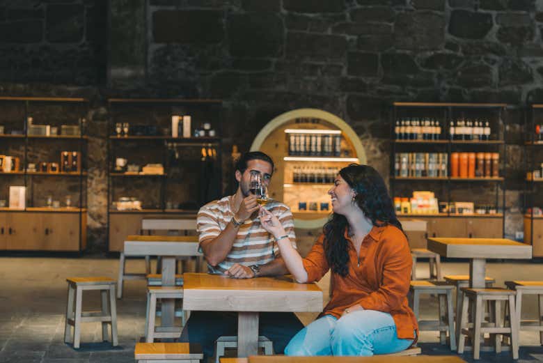 Una pareja disfrutando de esta visita a la bodega Fonseca
