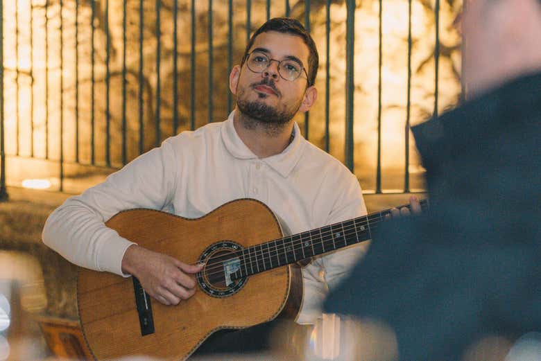 El guitarrista durante la actuación de fado